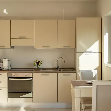 Zinnia Lakeview Apartment *