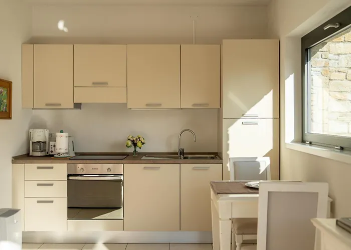 Zinnia Lakeview Apartment *