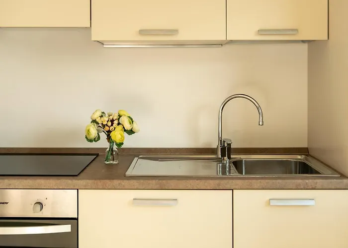 Zinnia Lakeview Apartment