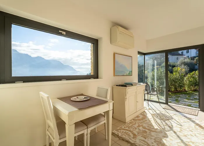 Zinnia Lakeview Apartment