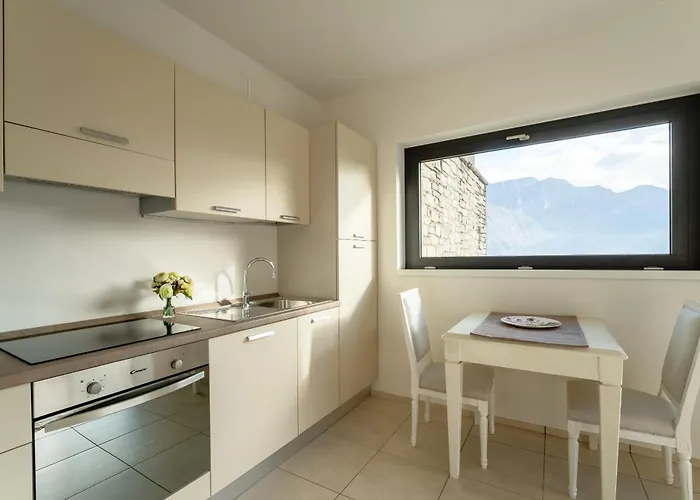 Zinnia Lakeview Apartment *