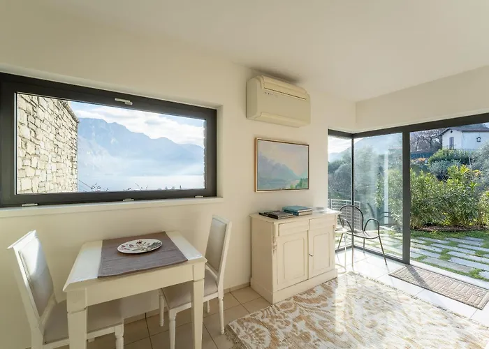 Zinnia Lakeview Apartment *