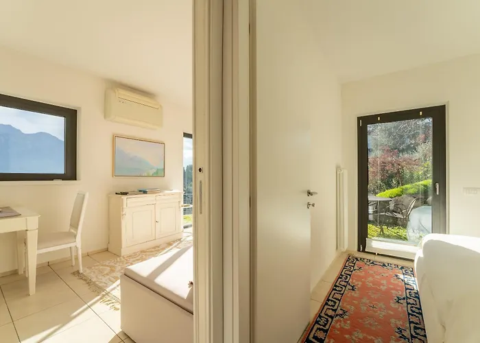 Zinnia Lakeview Apartment