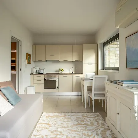 Zinnia Lakeview Апартаменты